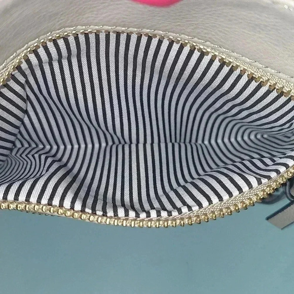 NWT Vegan Light Grey Crossbody Purse - Picture 5 of 6